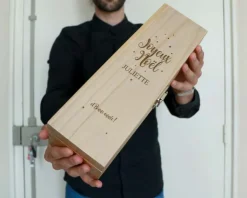 Caisse à vin personnalisée en bois - Joyeux Noël et Bonne année|Cadeaux.com Outlet