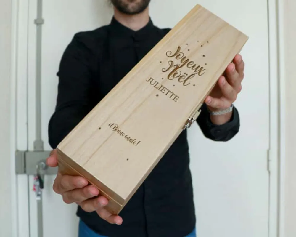 Caisse à vin personnalisée en bois - Joyeux Noël et Bonne année|Cadeaux.com Outlet