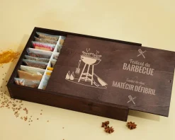 Grand coffret d'épices gravé Festival du barbecue - 36 épices du monde|Cadeaux.com New